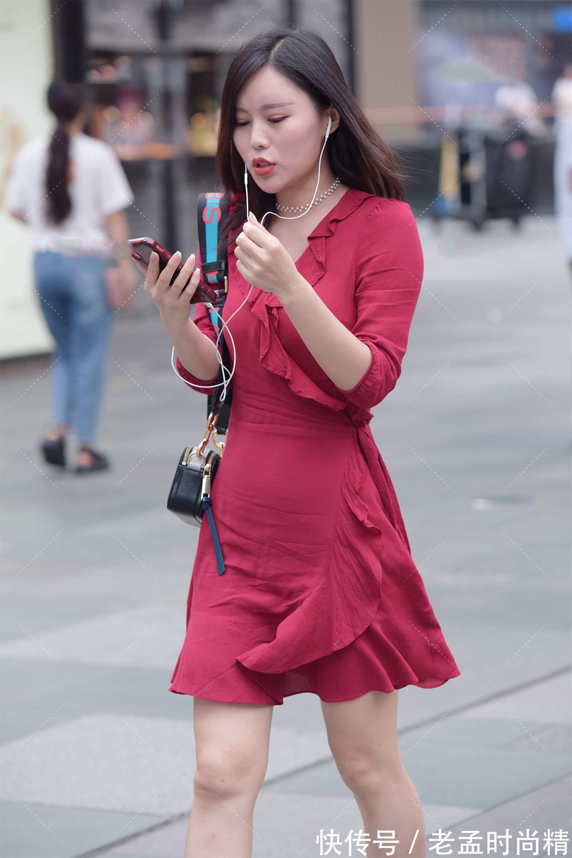 连衣裙|深红色连衣裙, 面料轻薄, 款式时尚, 更显气场强大