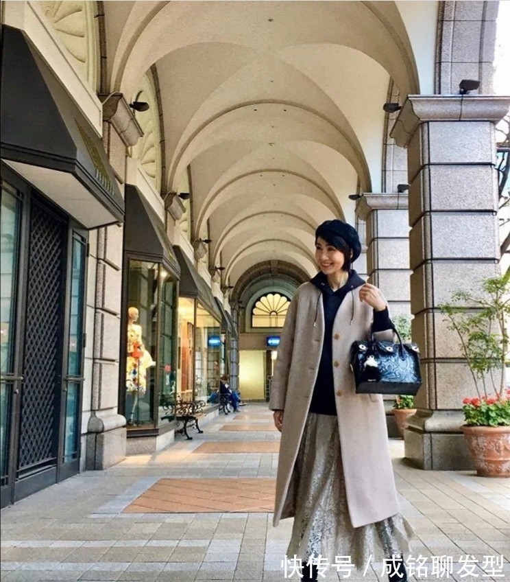 长大衣 这才是50多岁女人最美的入冬打扮!简单自然高雅,优雅更精致