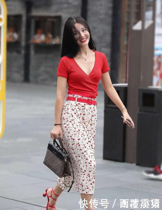 红色|红酒系列衬衣+红色印花短裙,更显女性气质