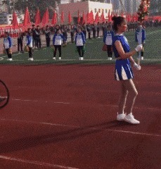 |搞笑GIF:女生喝多了什么都做的出来,她最后那几下是什么意思?