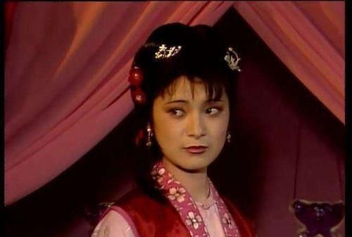 陪嫁丫头@夏金桂撵走香菱时手段毒辣,却为何管不住自己的陪嫁丫头宝蟾?