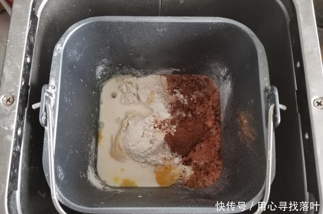  看起来|这是一款看起来很丑却很好吃的面包，双倍浓香可可面包送给你