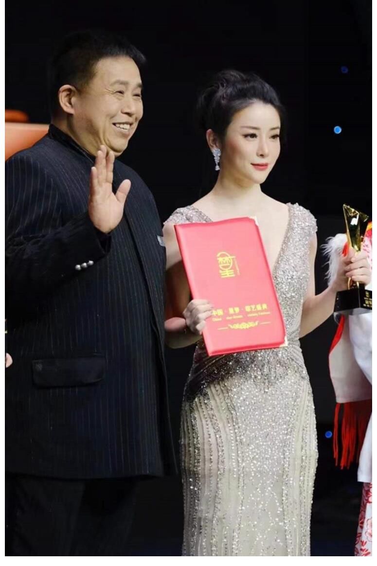 周文淇唱响星梦盛典 挑战高难度《传奇》惊喜夺冠