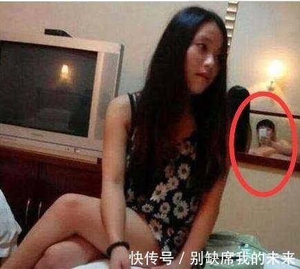 |搞笑图片幽默段子笑话:大哥,忙还是你比较忙,两只手都不够啊!