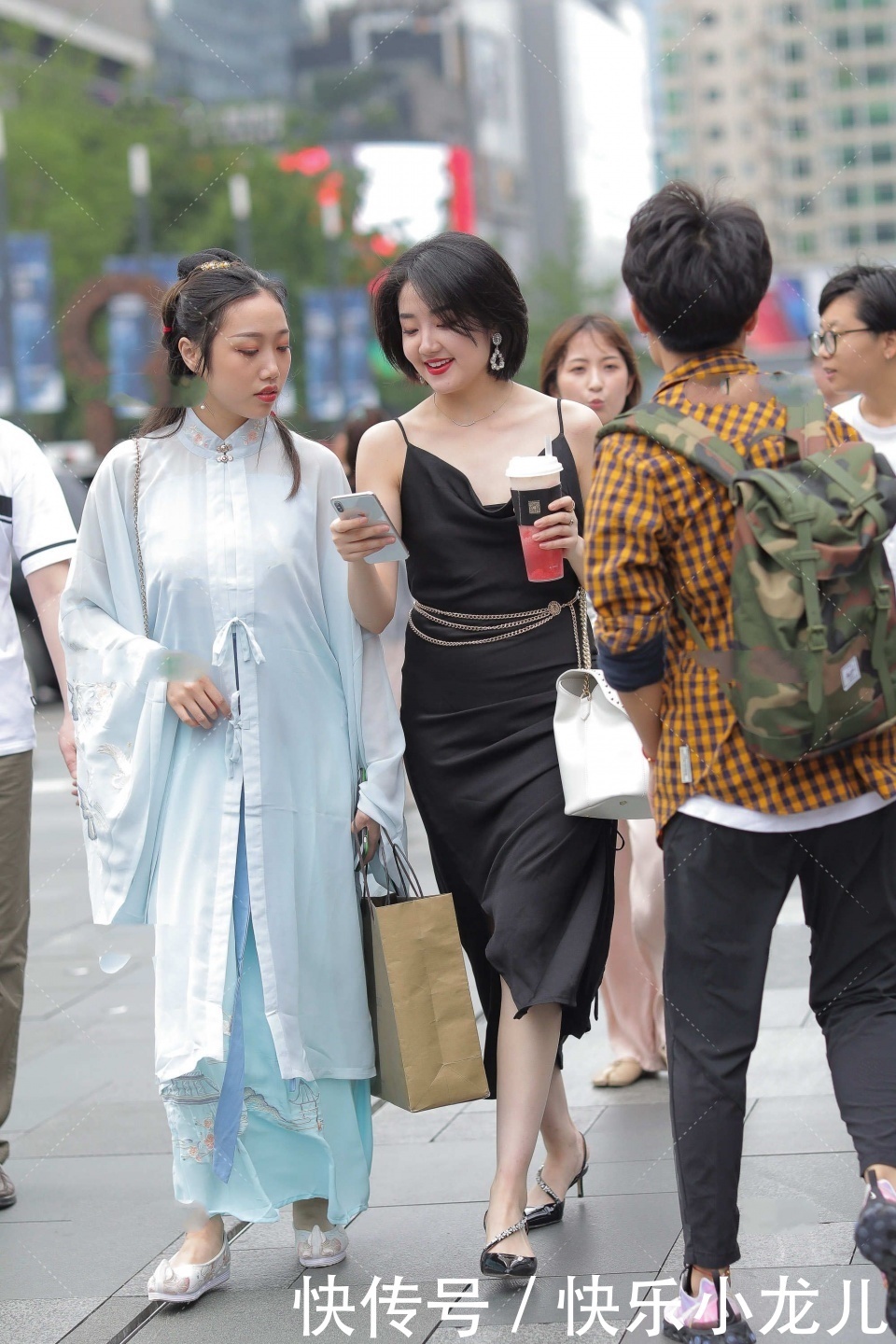 姜黄色|姜黄色收腰连衣裙,勾勒婀娜多姿的身段,搭配大波浪发型时尚大气