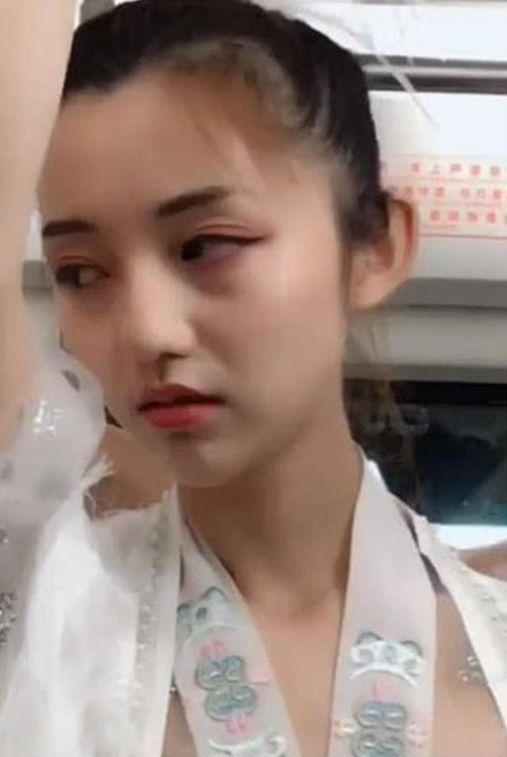 没想到|地铁上有位汉服美女,男孩想拍下来,没想到咔嚓一声吓坏小姐姐