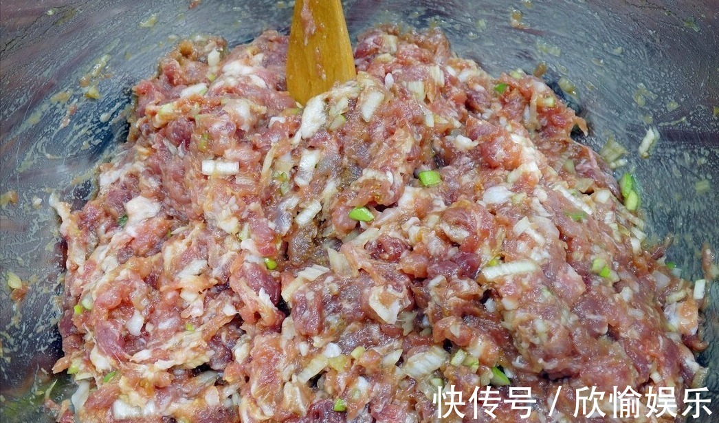 调白菜馅，用盐杀水是错的，牢记1个诀窍，白菜爽脆多汁，不出水！