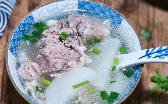 炖羊肉汤有窍门，别直接下锅炖，多做两步，肉嫩汤鲜，无膻味