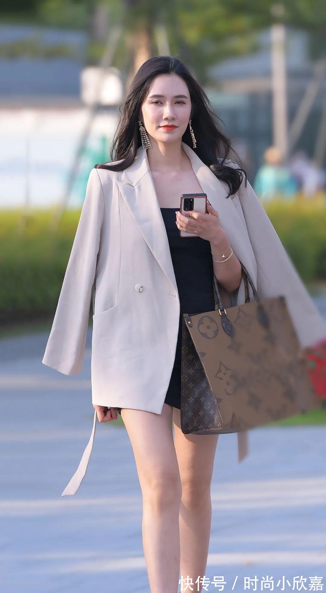小姐姐 标准女老板的搭配，看起来贵气十足