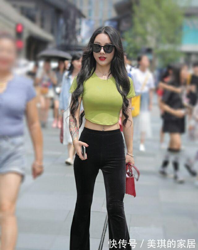 穿衣搭配 美女脚上一双气质的尖头高跟鞋,让她带着一种慵懒的美感