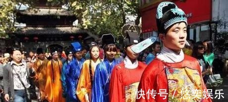 年龄@八十二岁的老头中了状元,骑马游街时作了一副对联,再也无人超越!