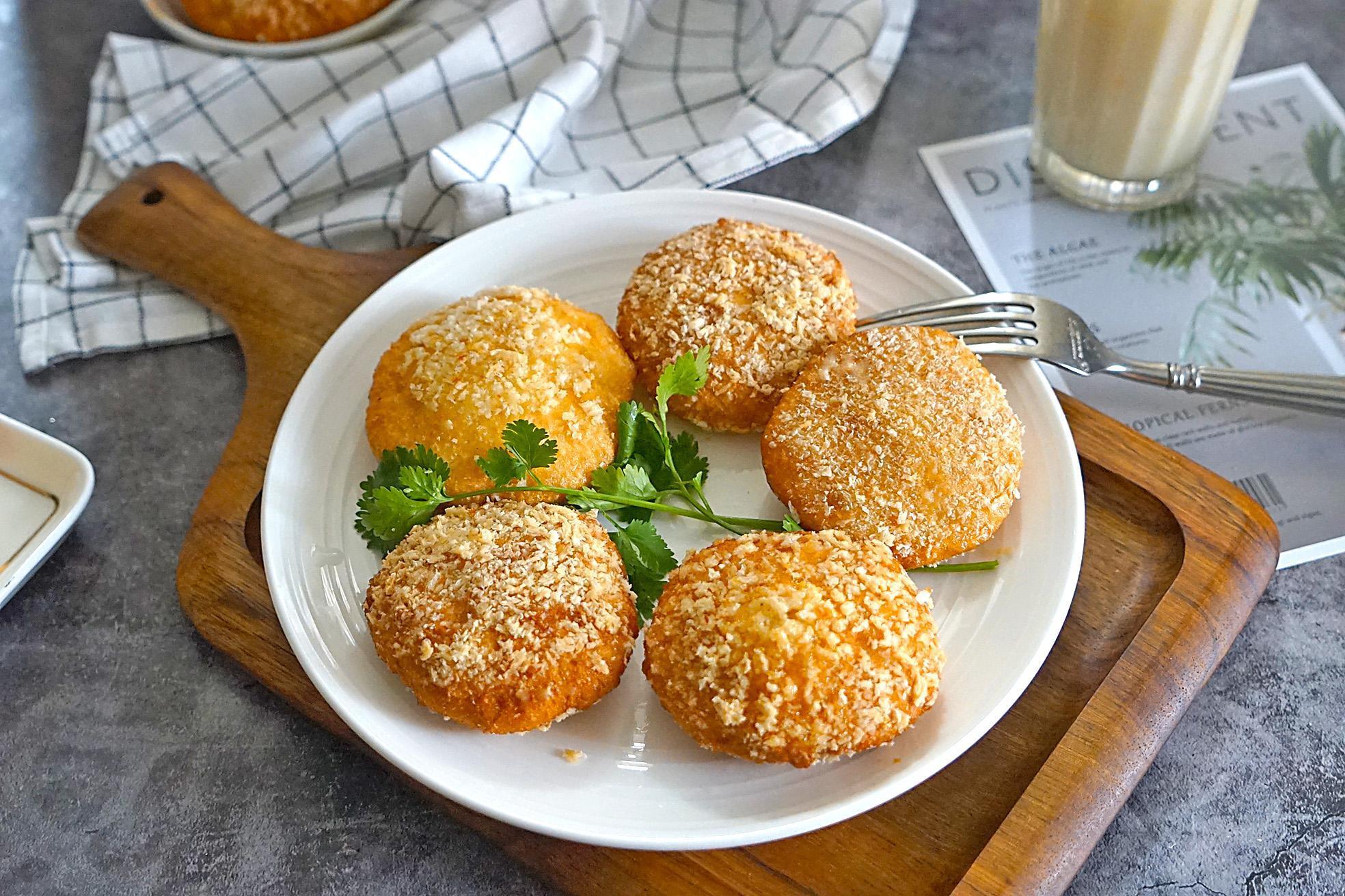 这饼不用烫面不怕粘手,比炸糖糕更简单,咬一口宣软好吃