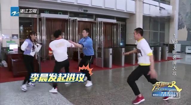 李晨饅頭片掉在地上,有人注意鄭凱現(xiàn)場的反應嗎很真實!