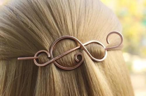 最简单的发型,配上最有创意的发饰,这个春夏,做最水灵的女孩