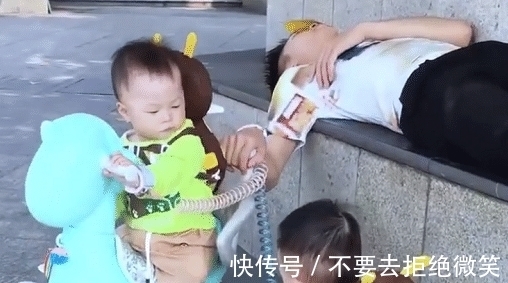 木马|“最敷衍奶爸”佛系带娃火了,奶奶扛着扫把还有3秒到达现场