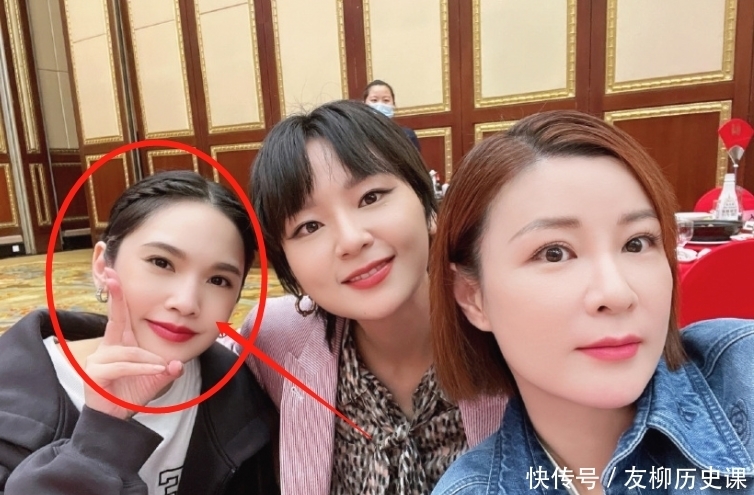 杜华晒《浪姐2》合影，不小心开了十级美颜，只有龚俊的脸扛得住