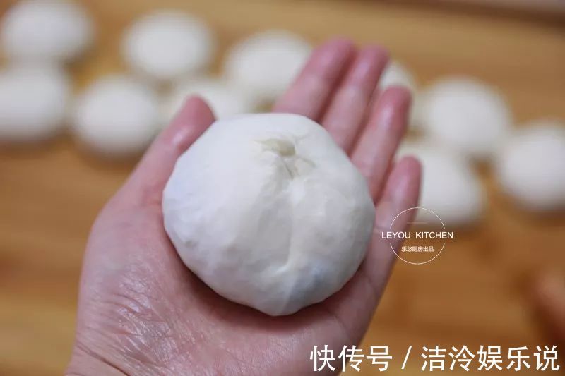 在家做馅饼,和面很重要,照着做馅饼皮薄馅大,放凉了也软软的