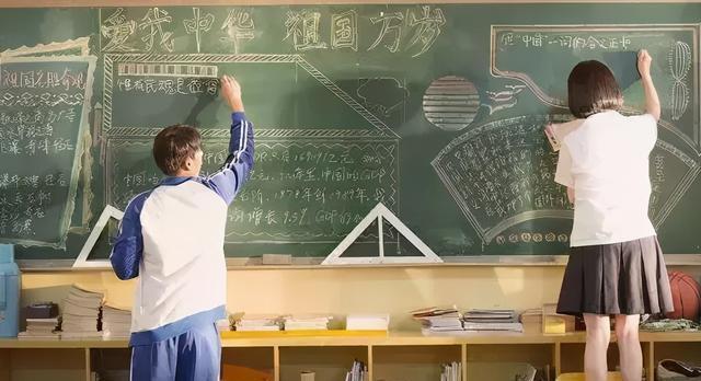 二次元|初中生“黑板报”火了,老师看后不舍擦,网友赞叹:“大师级别”