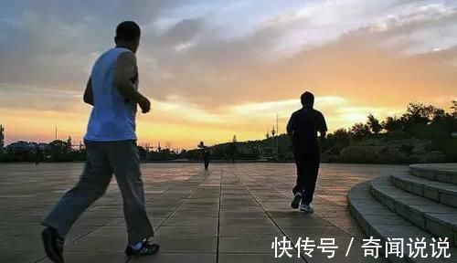 菊花茶|睡眠“浅”的人，坚持做好3事，多吃4物，养心安神，睡眠越来越好
