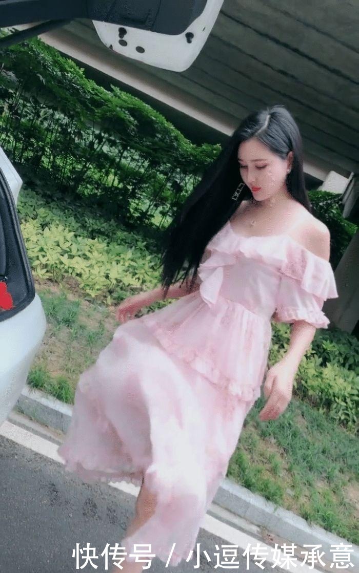 与众不同|户外穿着连衣裙的美女,穿鞋的方式都那么的与众不同