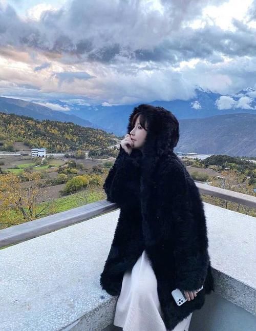 外套|美女造型真美，穿羊羔毛外套配牛仔裤简约时髦，休闲又大气！