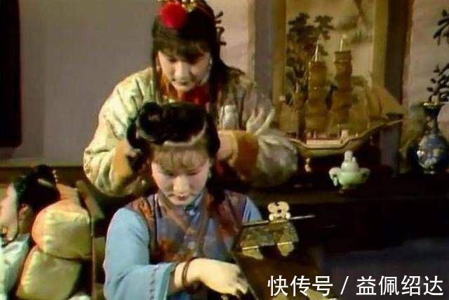 抄检大观园$贾宝玉身边最聪明的丫鬟,不是袭人不是晴雯,而是默默无闻的她