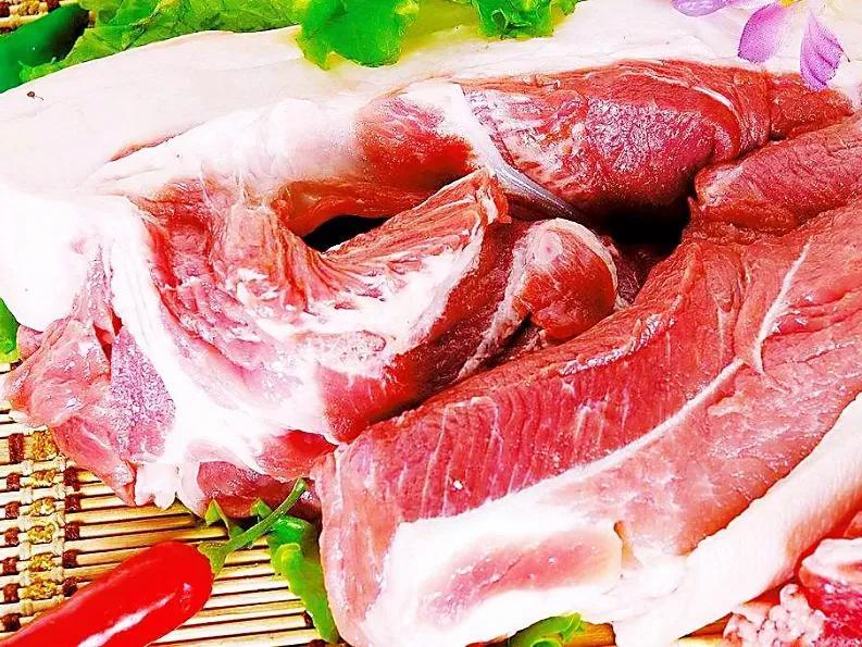 家常萝卜炖肉,虽然用料简单,可是味道相当不错呦!