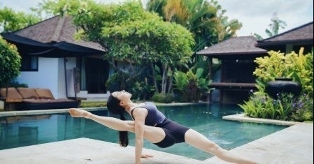 瑜伽|气质美女瑜伽大师,任何地方都能摆出高难度瑜伽姿势,画面太唯美