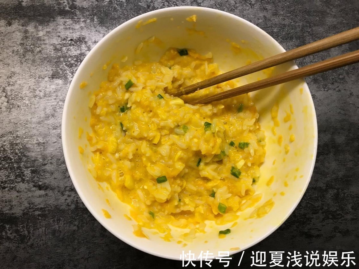 杂粮饼|营养丰富的鸡蛋蔬菜米饼，制作简单，鲜香四溢