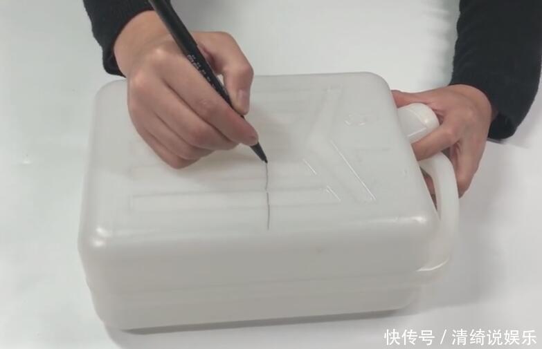 塑料桶|塑料桶这样剪一剪，用来收纳洗漱用品超实用，家家户户都用的到！