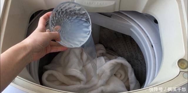 洗衣服不要只放洗衣液,多加一碗它,洗出来的衣服干净如新!