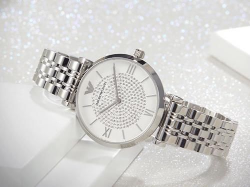 春夏一定要有块阿玛尼手表，简直太好搭了