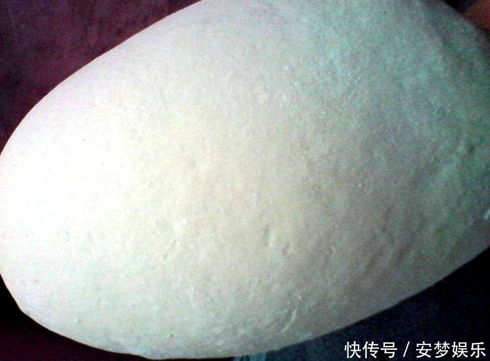  冬天发面时，不要直接加酵母，多加两步，一个小时就能发好面