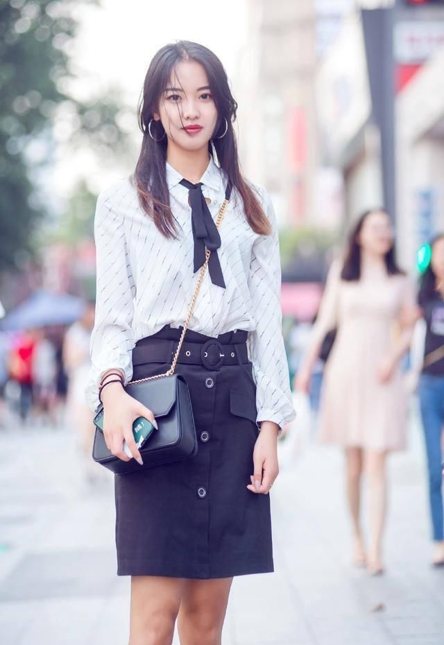 经典的“黑白配”总是穿出路人感学街头达人的穿搭,时髦洋气