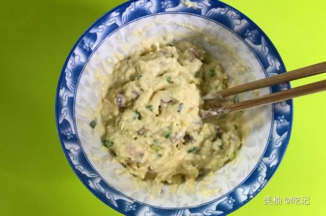 想不到莲藕还能这样吃，一搅一煎，做成早餐营养丰富