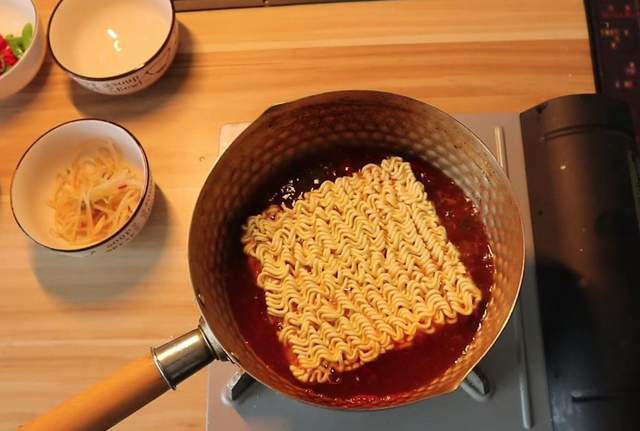 中国女足|名记:泡面属于垃圾食品,女足运动员不应该吃这种垃圾食品!