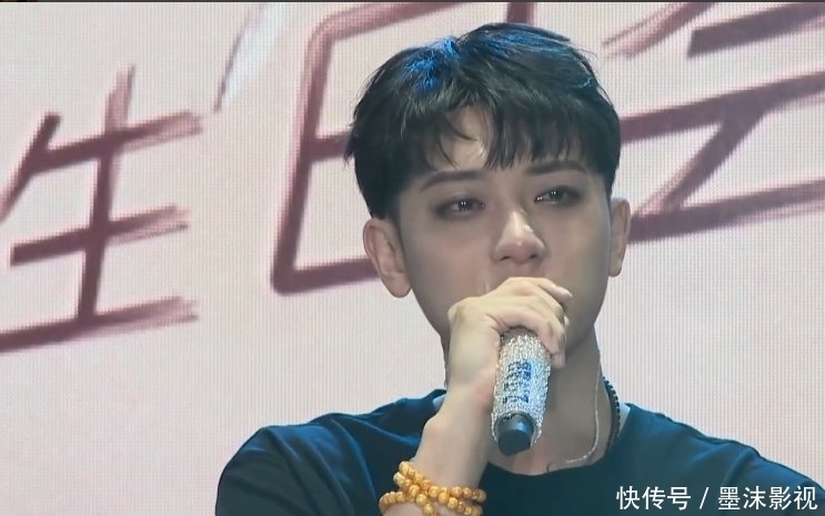 黄子韬生日会:因思念父亲而痛哭,一众圈内好友送祝福敬礼SALUTE