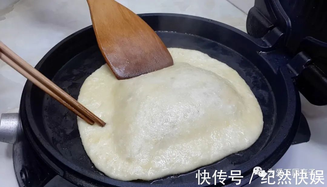 以后鸡蛋饼就这么做，教你简单做法，个个鼓大泡，一次成功不失败