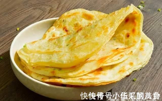 中筋面粉|怎么烙饼才能不硬?关键在和面,面点师教你3招,外酥里软又解馋