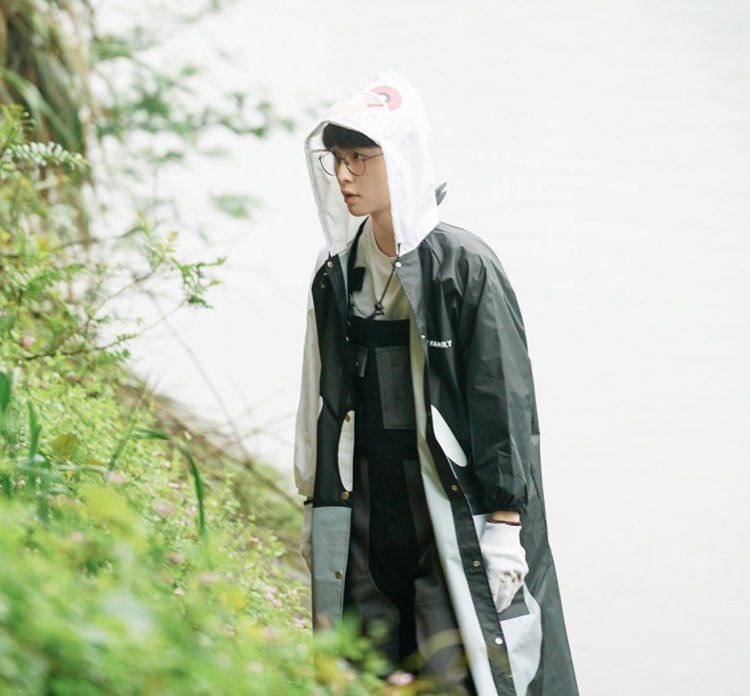 張藝興去雞窩掏雞蛋,看到張子楓的舉動,變開朗了還變調(diào)皮了