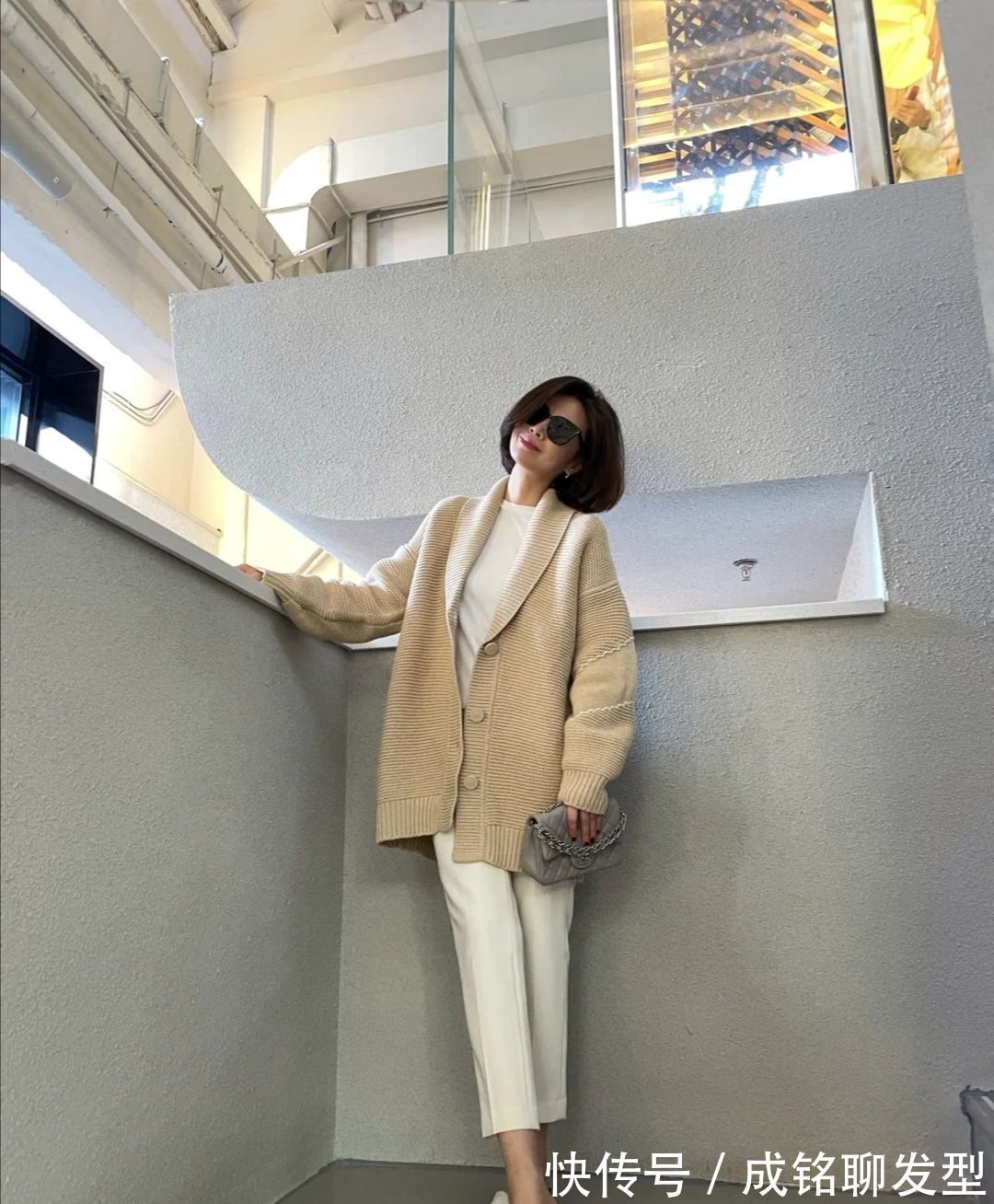 白色 四五十岁女人少穿打底裤,试试百搭的“豆腐裤”,时尚大气又减龄