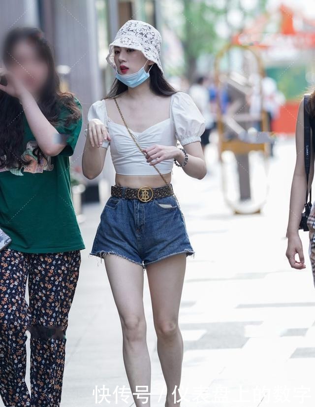 本公司|花边帽配洁白泡泡袖上衣,清新高贵,浓重怀旧复古风