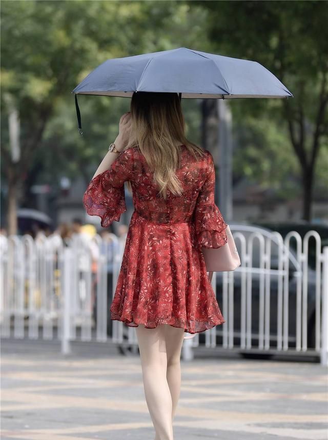 秋天 红色连衣短裙,搭配一字带细跟凉鞋,秋天简约时尚穿搭