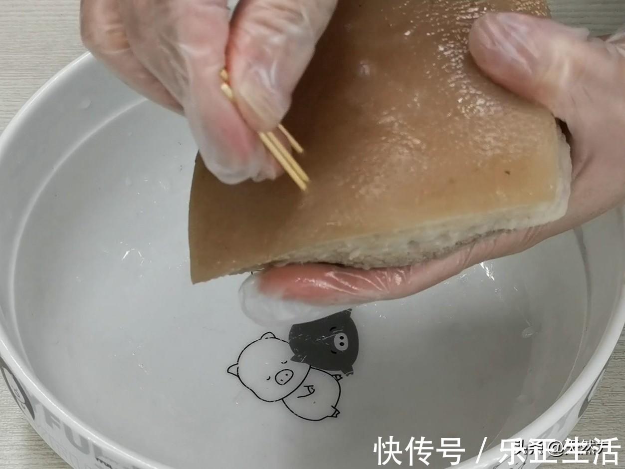 五花肉皮|怎样炸扣肉皮才起泡，方法简单，轻松搞定