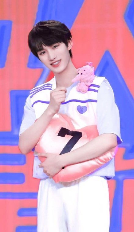 規定|丁程鑫得退出《快樂大本營》？廣電規定主持人必須持證上崗