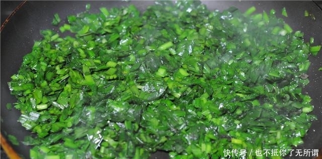 韭菜饼松软有诀窍,教你饭店不外传做法,个个柔软蓬松,真解馋!