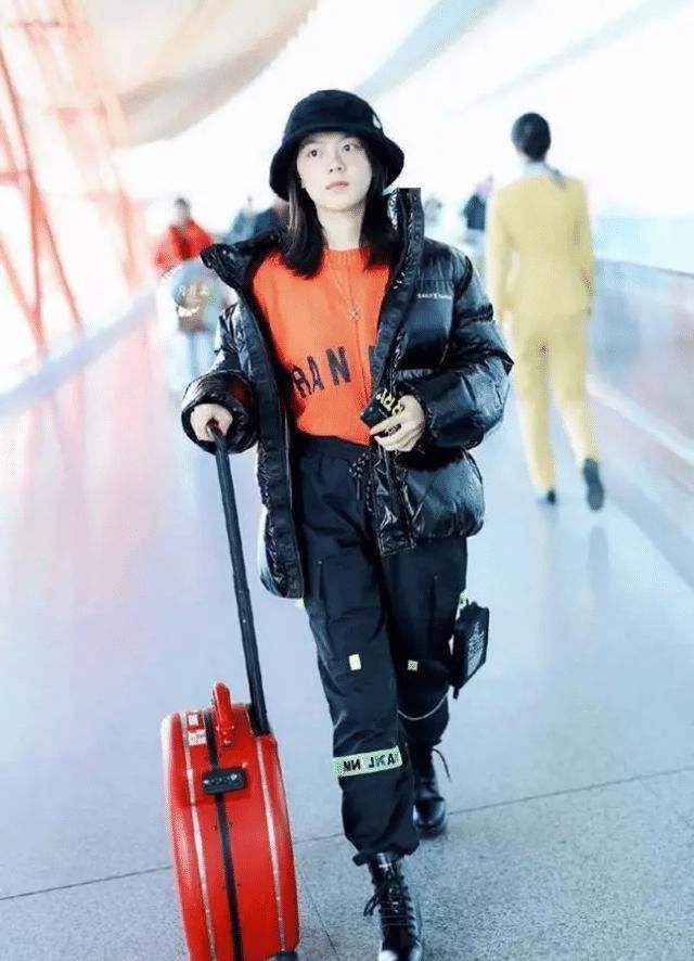 讲真的，穿羽绒服时，最好别配这2种裤子，多穿这3种，显瘦洋气