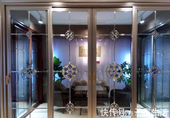 吊柜门|家里厨房别再用推拉门了,现在潮流是这装修,实用而且不藏灰尘