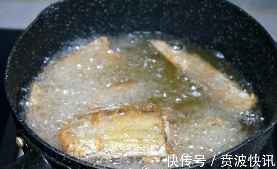 炸带鱼，挂面糊还是裹面粉很多人都搞错，难怪不酥脆，还会回软
