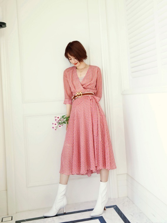 连衣裙|马伊琍躲过中年发福，穿白色连衣裙清新自然，超短发造型好干练